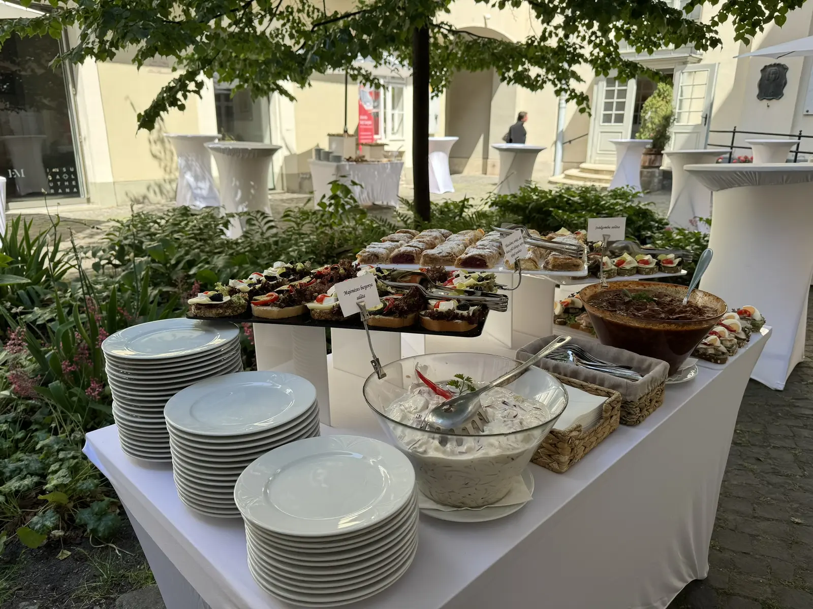 Szabadtéri catering büféasztal