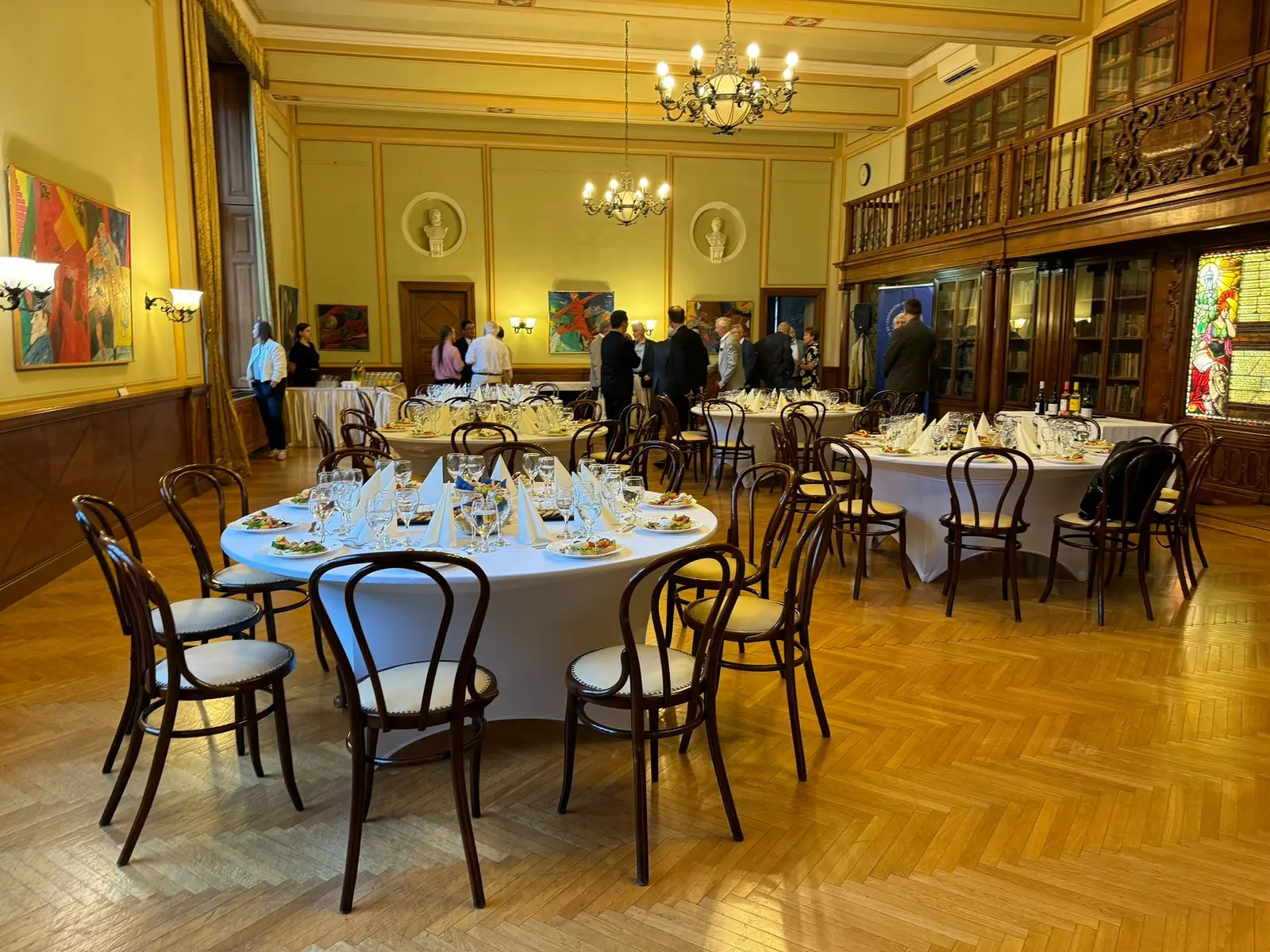 Ünnepi vacsora elegáns történelmi teremben